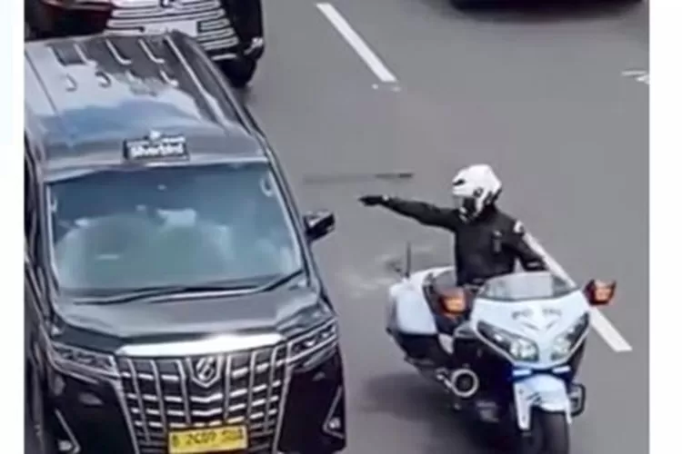 Tangkapan layar video viral sopir taksi Alphard saat dinilai jadi korban arogansi Patwal RI 36. (Instagram.com/supirngehek)