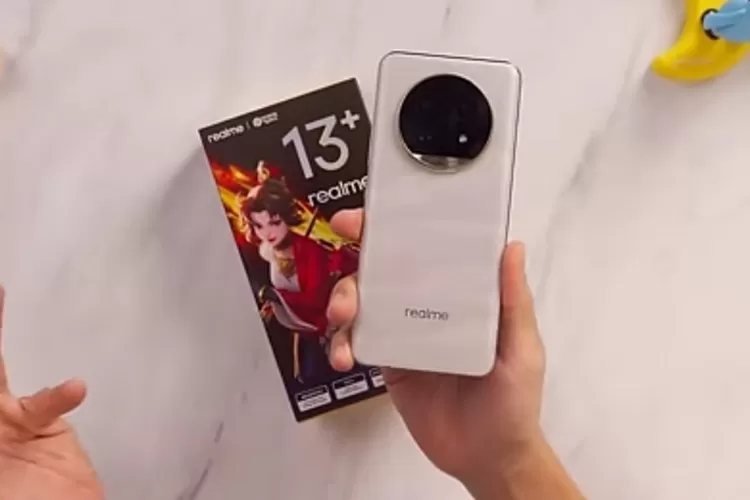 HP Realme 13 Plus yang berkolaborasi dengan game Honor Of Kings (YouTube.com@GadgetIn)