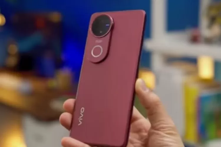 Upgrade yang terasa pada Vivo V50 ini ada pada bagian kameranya (YouTube.com@GadgetIn)