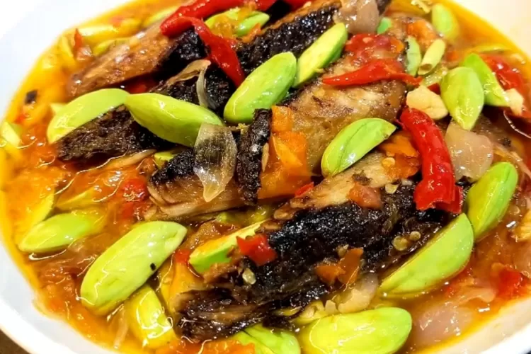 Resep tumis pindang cabai pete menu sahur simple  (YouTube.com@Keluarga Mira)