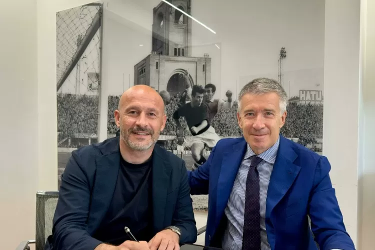 Pelatih Bologna, Vincenzo Italiano (kiri) sedang menandatangani kontrak baru dengan timnya. (bolognafc.it)