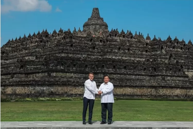 Potret Presiden Prabowo dan Presiden Macron di Candi Borobudur pada Kamis, 29 Mei 2025. (Instagram/prabowo)