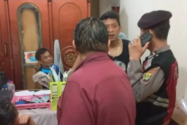 Lansia diamankan polisi atas dugaan pelecehan terhadap anak. (Instagram/polsekpesanggrahan)