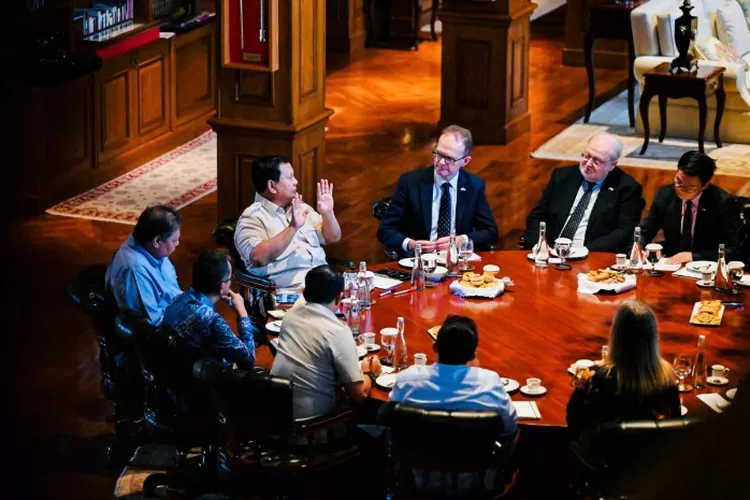 Potret momen Presiden RI, Prabowo Subianto berbincang dengan rombongan profesor Inggris Raya di kediamannya, Hambalang, Bogor. (Dok. Sekretariat Kabinet RI)