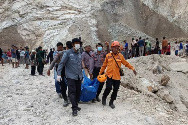 Potret lokasi insiden tambang longsor di Gunung Kuda, Cirebon. (X.com/@volcaaholic1)