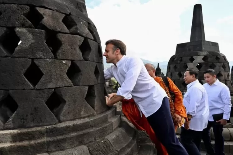 Momen Presiden Macron melakukan Kunto Bimo, yakni mencoba menggapai arca Buddha di Candi Borobudur. (Instagram/sekretariat.kabinet)