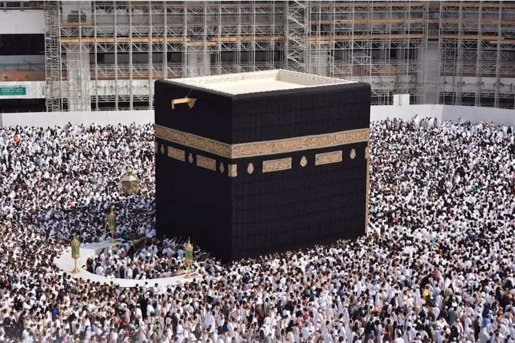Foto ilustrasi jemaah haji/umrah sedang berada di depan Ka&rsquo;bah. (Unsplash/Haidan)