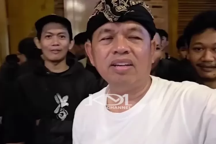 Momen pertemuan Gubernur Jawa Barat, Dedi Mulyadi dengan para suporter Persikas. (Youtube/KangDediMulyadiChannel)