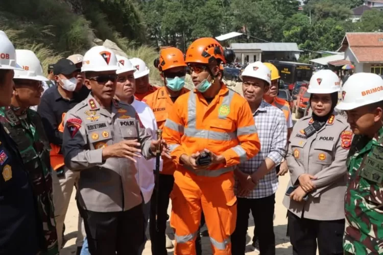 Jajaran kepolisian hingga TNI sedang melakukan proses evakuasi di lokasi terjadinya longsor Gunung Kuda Cianjur. (Instagram/humaspolrestacirebon)