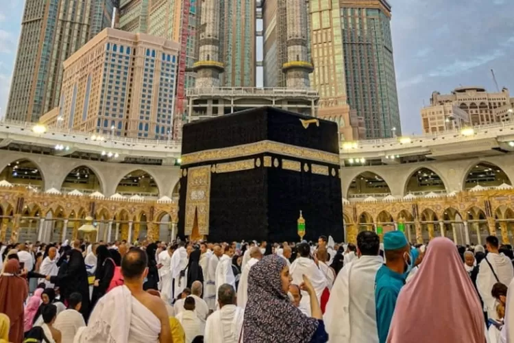 Ilustrasi jemaah haji melakukan ibadah di depan Ka&rsquo;bah di Masjidil Haram.  (Unsplash/Danish Habib)