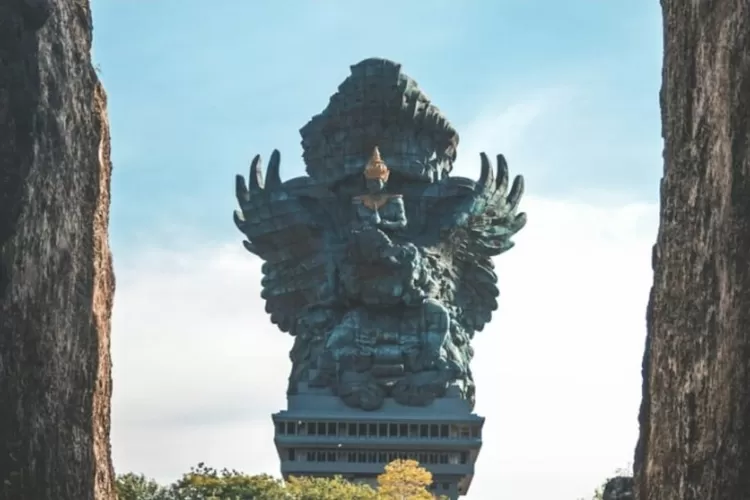 Potret patung Garuda dan Dewa Wisnu di Taman Garuda Wisnu Kencana (GWK). (Unsplash/Marwin Meyer)