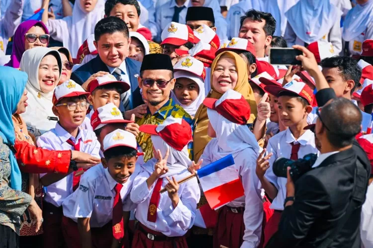 Potret Seskab RI, Mayor Teddy Indra Wijaya bersama para siswa Sekolah Dasar di Indonesia. (Dok. Sekretariat Kabinet RI)