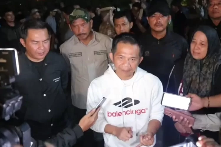 Bupati Purwakarta, Saepul Bahri Binzein (tengah) melakukan razia terkait aturan jam malam pelajar. (tiktok/omzein_bupatiaing)