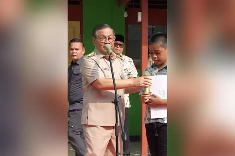 Gubernur DKI Jakarta, Pramono Anung saat menyalurkan bantuan program pemutihan ijazah. (Instagram/pramonoanungw)