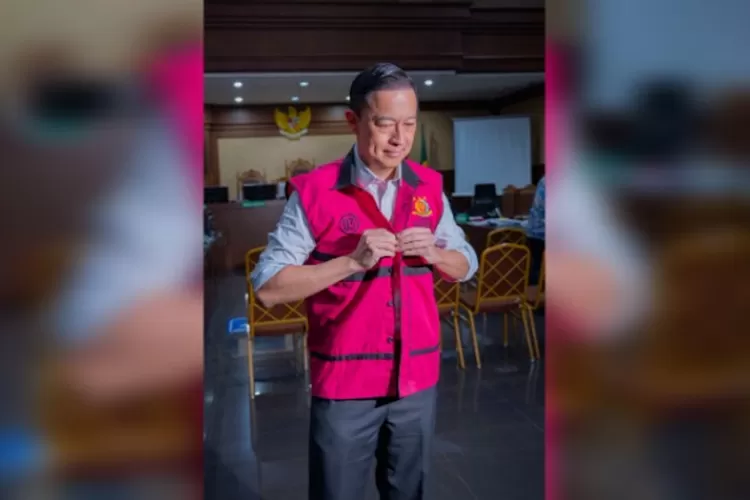 Mantan Menteri Perdagangan, Tom Lembong saat mengenakan baju tahanan. (x.com/tomlembong)