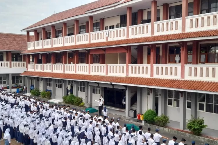 Pemprov Jabar resmi menetapkan perubahan jam masuk sekolah mulai pukul 06.30 WIB.  (sman1lacirebon.sch.id)