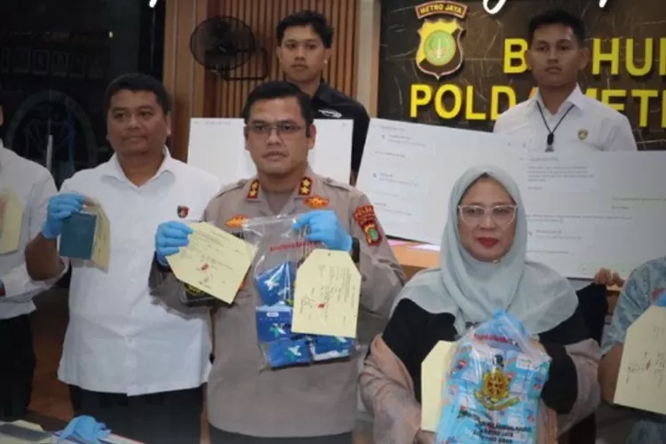 Kasubbid Penmas Bidhumas Polda Metro Jaya, AKBP Reonald Simanjuntak (tengah) saat melakukan pengungkapan kasus pembobolan rekening. (Instagram/poldametrojaya)