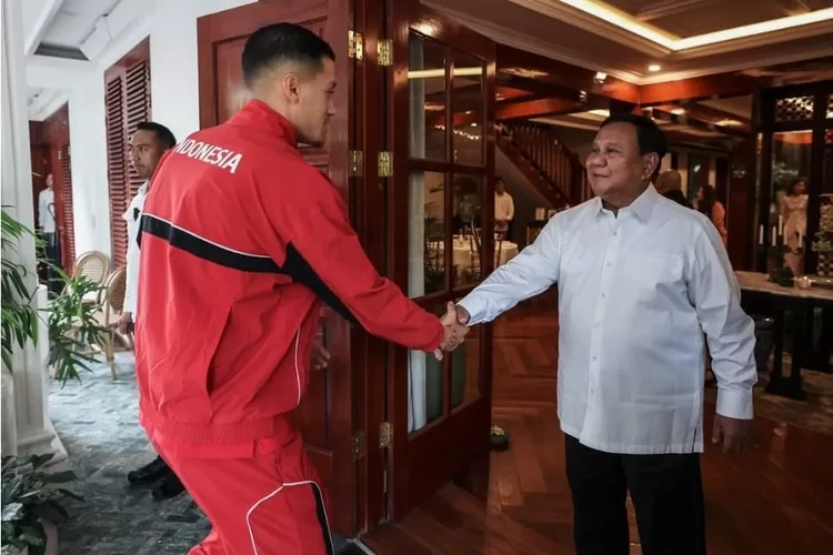 Potret Presiden Prabowo saat menyambut Timnas Indonesia di rumah pribadinya pada Jumat, 6 Juni 2025. (Instagram/presidenrepublikindonesia)