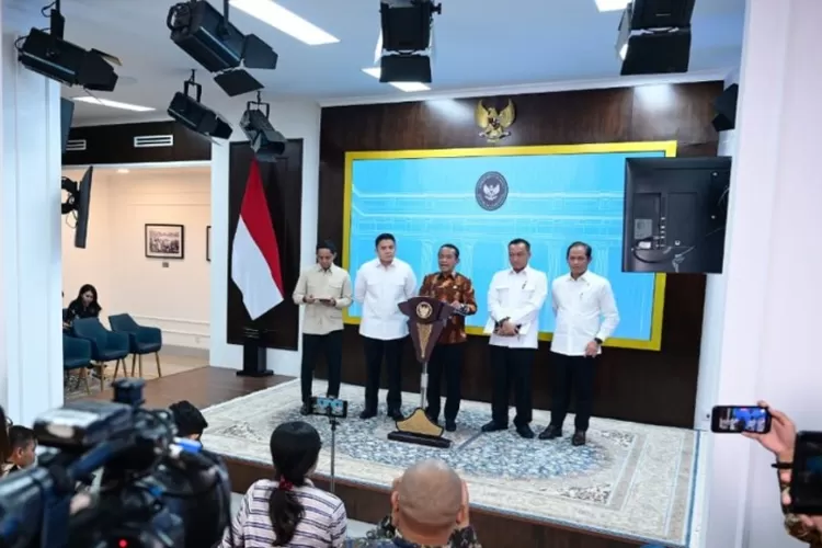Menteri ESDM, Bahlil Lahadalia (tengah) saat jumpa pers terkait pencabutan izin tambang terhadap 4 perusahaan di Raja Ampat. (Dok. Sekretariat Presiden)