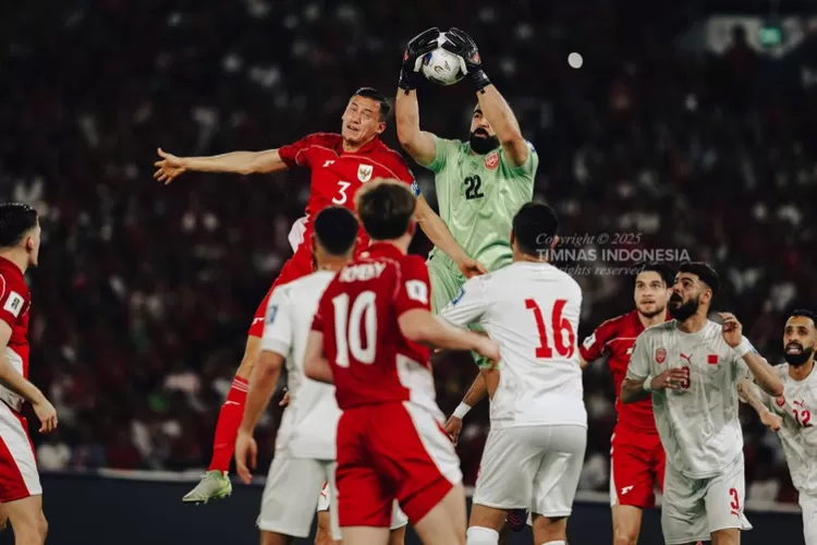 Momen Jay Idzes saat berduel di udara di laga timnas Indonesia vs China. (Dok PSSI)