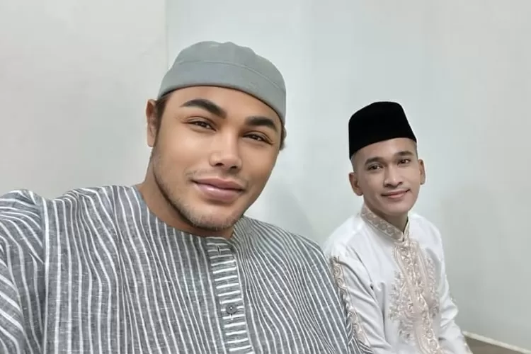 Foto yang diunggah artis Ivan Gunawan saat bersama Ruben Onsu yang baru saja memeluk Islam pada 31 Maret 2025.  (Instagram.com@ivan_gunawan)