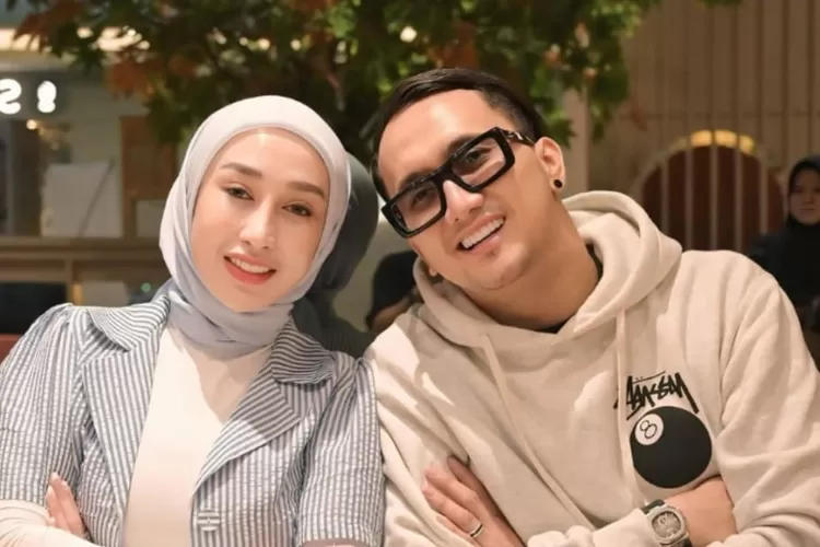 Dokter Reza Gladys bersama suami, Attaubah Mufid.  ((Instagram/rezagladys))