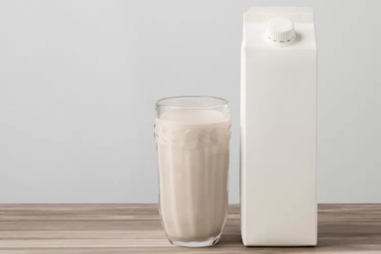 Foto Ilustrasi - Susu UHT dan formula merupakan dua produk susu yang berbeda dari segi produksi hingga kandungan nutrisi.  ((freepik/freepik))