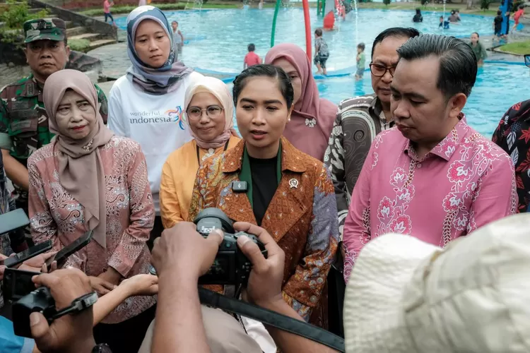 Wamenpar Ni Luh Puspa dalam kunjungan ke Desa Wisata Arjasa di Jember, Jawa Timur Pada Minggu, 10 Agustus 2025.  ((Dok. Istimewa))