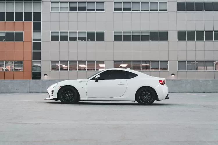 Ilustrasi penjualan mobil dalam pasar otomotif di Indonesia.  ((Unsplash.com/@ErikMclean))