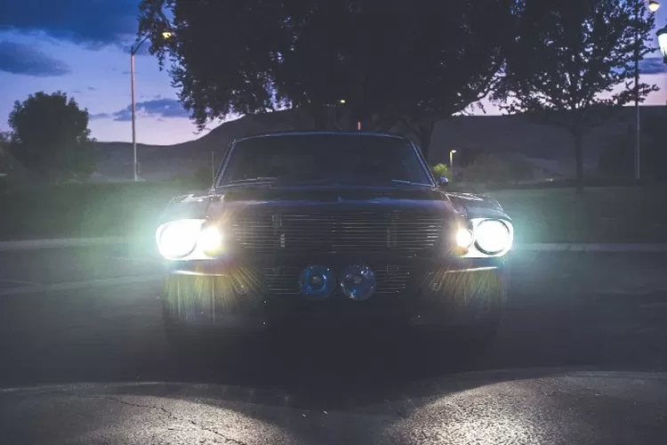Ilustrasi modifikasi lampu Bi-LED mobil yang menjadi tren modifikasi namun menyilaukan di jalan raya.  ((Unsplash.com/KennyEliason))