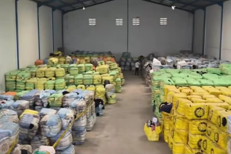 Gudang berisi ribuan karung pakaian bekas diamankan Kemendag di Kabupaten Bandung.  ((Instagram/budisantosofficial))
