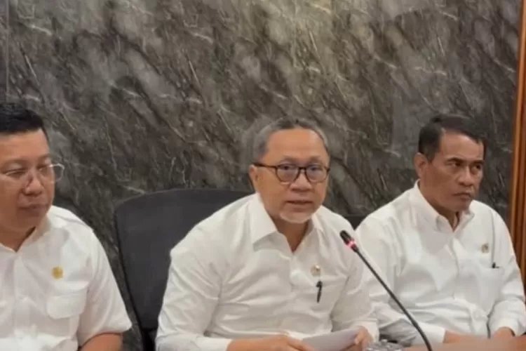 Menteri Koordinator Bidang Pangan, Zulkifli Hasan (tengah) menyebut bahwa regulasi Kopdes Merah Putih telah selesai disusun. ( (Instagram/zul.hasan))