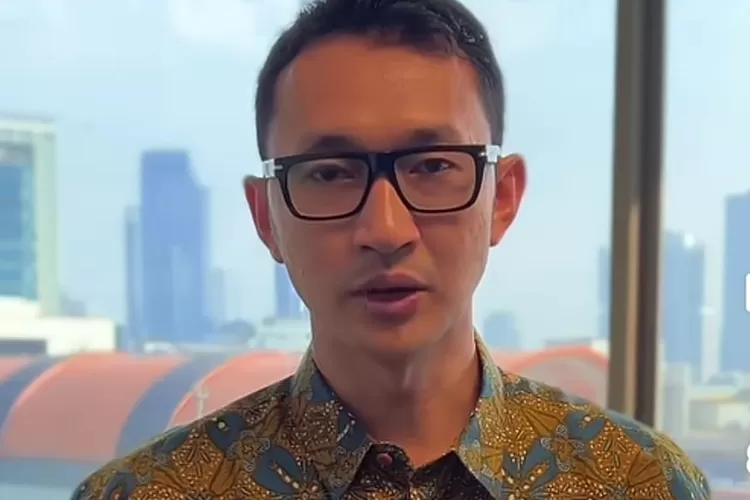 Juru Bicara (Jubir) KPK, Budi Prasetyo yang menjelaskan kondisi kesehatan Wamenaker Immanuel Ebenezer usai keciduk OTT.  ((Tangkapan layar YouTube KPK RI))