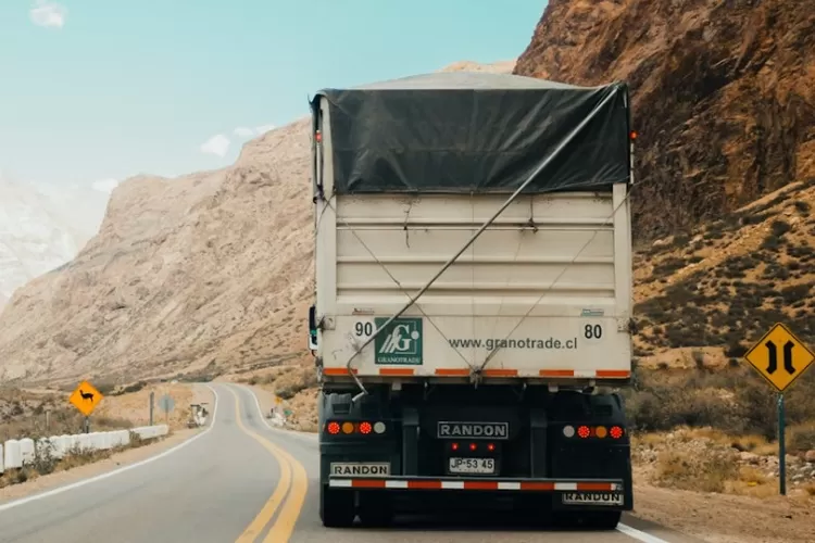 Foto Ilustrasi - Kemenhub akan mengganti jembatan timbang dengan teknologi Weight In Motion (WIM) mirip ETLE untuk awasi truk ODOL. ( (Unsplash/Rodrigo Abreu))