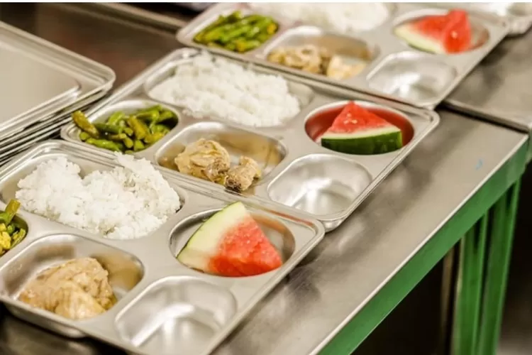 Foto ilustrasi contoh menu dan penggunaan ompreng atau food tray untuk MBG.  ((Instagram/badangzinasional.ri))