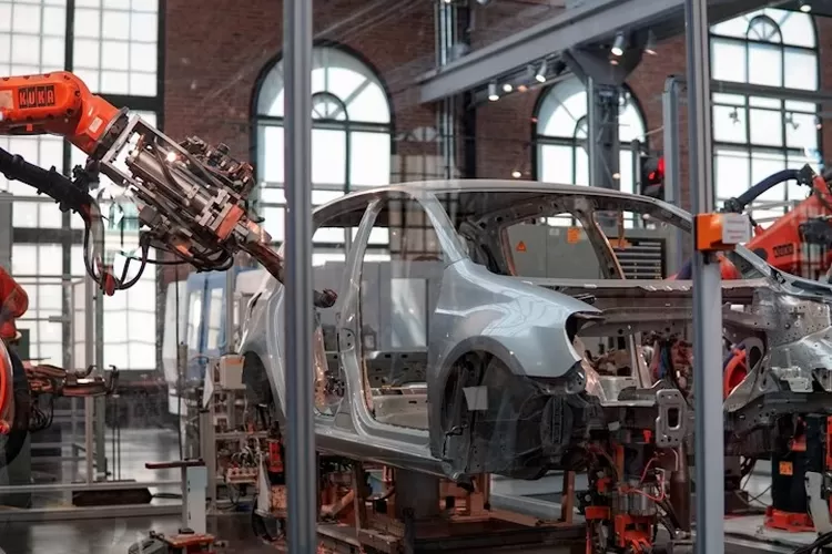 Foto Ilustrasi - Kemenperin berkomitmen memperkuat IKM otomotif lewat Material Center Purbalingga.  ((Unsplash/lennykuhne))