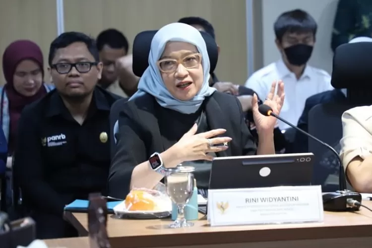 Menpan-RB, Rini Widyantini menyebut produktivitas masyarakat Indonesia belum optimal meski memiliki bonus demografi. ( (Instagram/official.riniwidyantini))