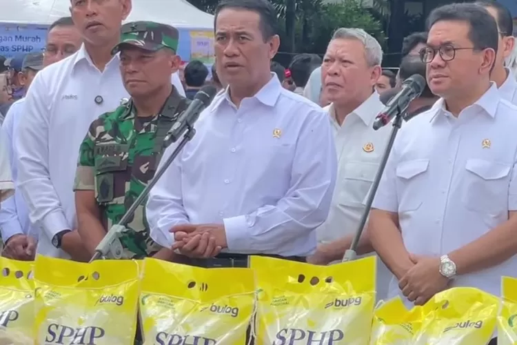 Menteri Pertanian, Andi Amran Sulaiman (tengah) menyebut beras SPHP yang rusak bisa ditukar langsung di Bulog.  ((Instagram/ditjen_pkh))