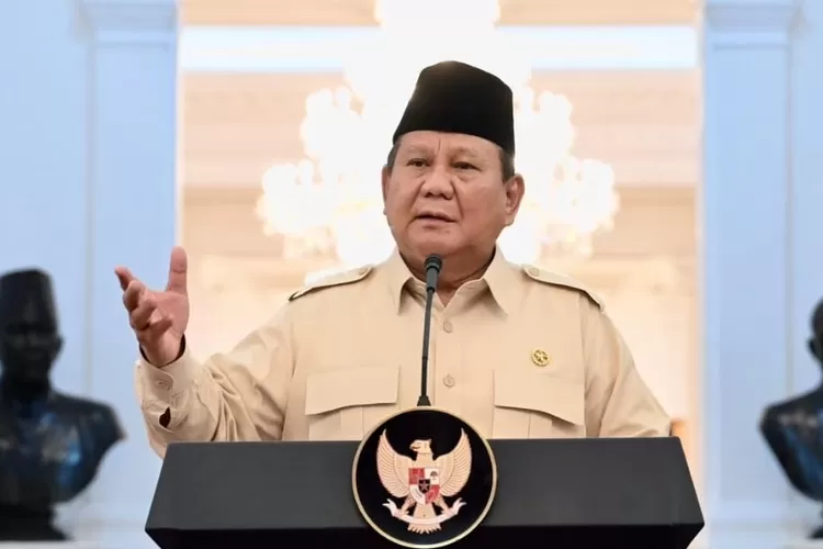 Presiden Prabowo memberikan surat kepada 5 menteri yang terkena reshuffle.  ((Instagram/sekretariat.kabinet))