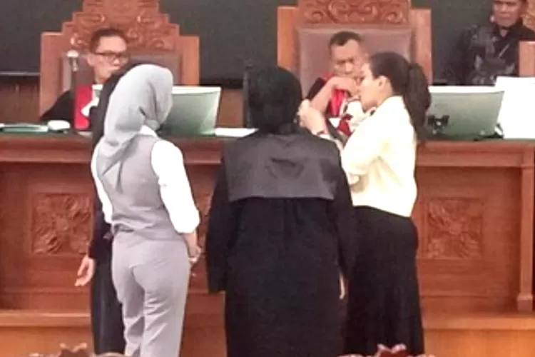 Reza Gladys dan Nikita Mirzani di persidangan 