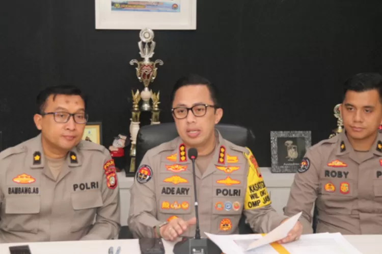 Kabid Humas Polda Metro Jaya, Kombes Pol Ade Ary Syam Indradi menyampaikan perkembangan kasus judol yang melibatkan oknum pegawai Komdigi, Sabtu, 30 November 2024 (PMJ News-Fajar/Poinfomedia.com)
