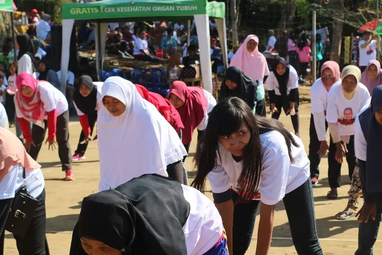 Ilustrasi :  33 lomba Agustusan seru untuk emak-emak yang bikin HUT RI ke-79 makin meriah dan heboh. Ayo, ikut merayakan dengan gaya! (Net / GoraJuara.com)