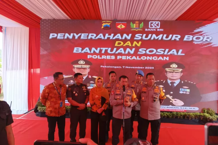 BANTUAN - Kapolda Jaeng, Irjen Pol Ahmad Luthfi bersama dengan Forkompinda Kabupaten Pekalongan dan pejabat terkait lainnya, saat secara simbolis menyerahkan bantuan sumur bor di Kecamatan Karanganyar, Kajen, Selasa (7/11/2023).