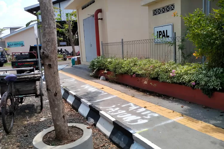 KAPLINGAN - Cat semprot dengan batas dan tulisan nama, ditemukan di trotoar di area Pasar Wiradesa, disinyalir dijual belikan oknum tertentu sebagai lapak dagangan. (KONTENJATENG.COM/Arif Prayoga)