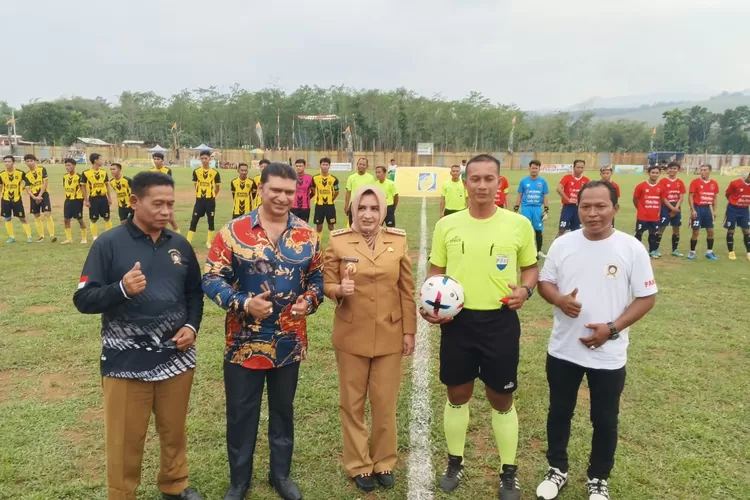 TURNAMEN - Bupati Pekalongan, Fadia Arafiq saat membuka turnamen sepak bola Gandarum Cup I tahun 2023.