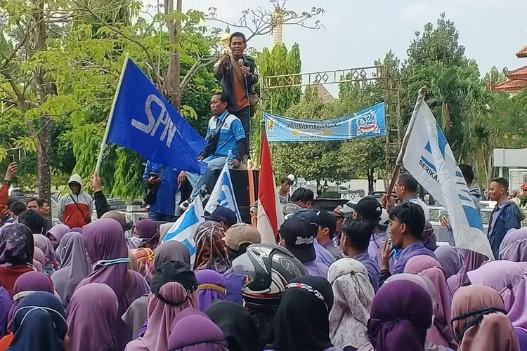 MENGADU - Perwakilan ribuan karyawan PT Pismatex yang telah di PHK, mendatangi kantor DPRD Kabupaten Pekalongan untuk mengadukan nasib mereka yang belum dapat kejelasan pesangon.