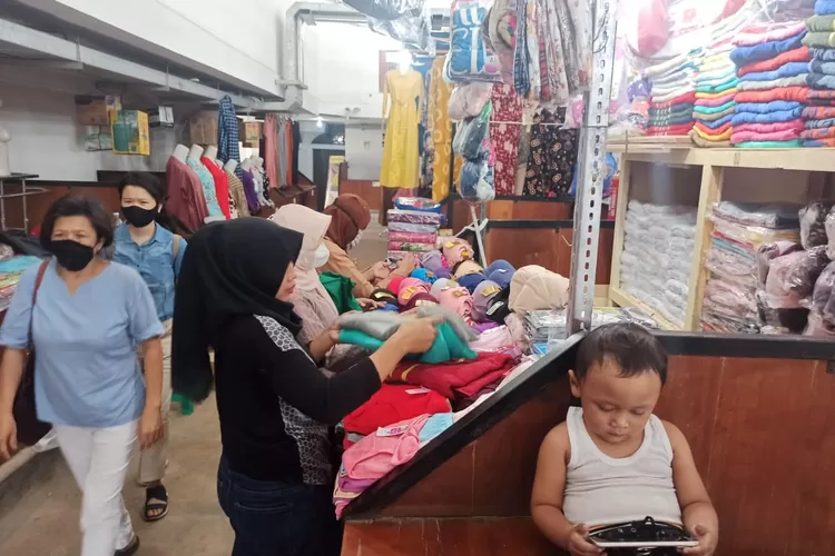 PASAR - Dinas Perindustrian dan Perdagangan (Disperindag) Kabupaten Pekalongan akan mulai uji coba penerapan penarikan E-Retribusi kepada para pedagang di pasar. (KONTENJATENG.COM/Arif Prayoga)