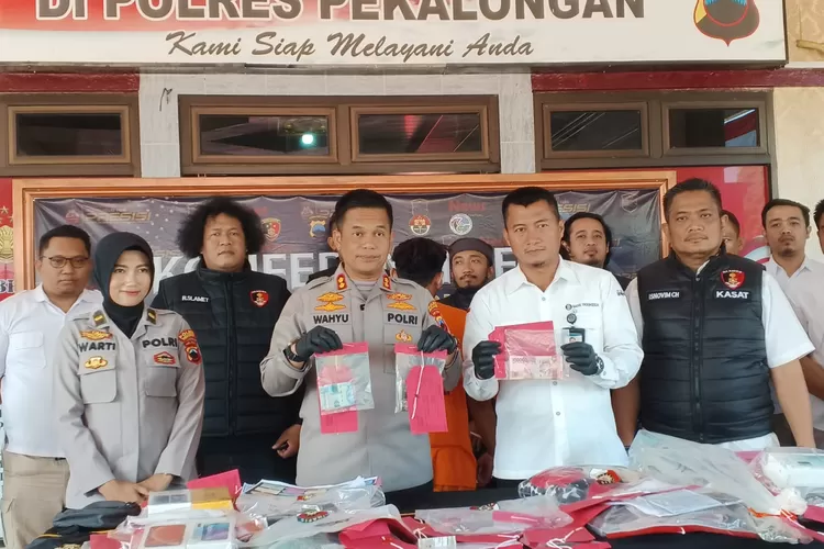GELAR - Polres Pekalongan saat melakukan gelar sejumlah kasus yang dilaksanakan di depan kantor Mapolres Pekalongan. (KONTENJATENG.COM/Arif Prayoga)