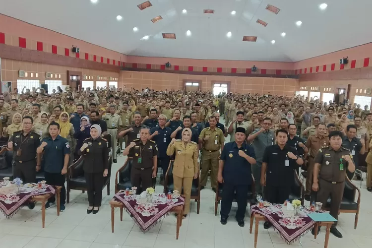 NETRALITAS - Kegiatan Penerangan Hukum mengenai netralitas ASN, kepala desa, dan perangkat desa yang digelar Kejaksaan Tinggi Jawa Tengah bersama dengan Pemerintah Kabupaten Pekalongan di Gedung Pertemuan Umum (GPU) Kajen. (KONTENJATENG.COM/Arif Prayoga )