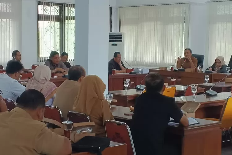 RAPAT - Kegiatan rapat kerja gabungan Pimpinan DPRD Kabupaten Pekalongan, Komisi I, II, III dan IV DPRD bersama Kesbangpol, Satpol PP dan Damkar, Bagian Tata Pemerintahan, KPUD, Banwaslu, dan camat se-Kabupaten Pekalongan. (KONTENJATENG.COM/Arif Prayoga)